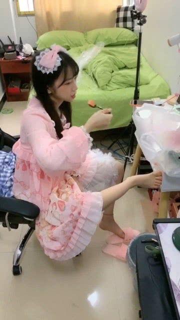 好看女孩吃瓜群众,好看女孩与吃瓜群众的趣味互动